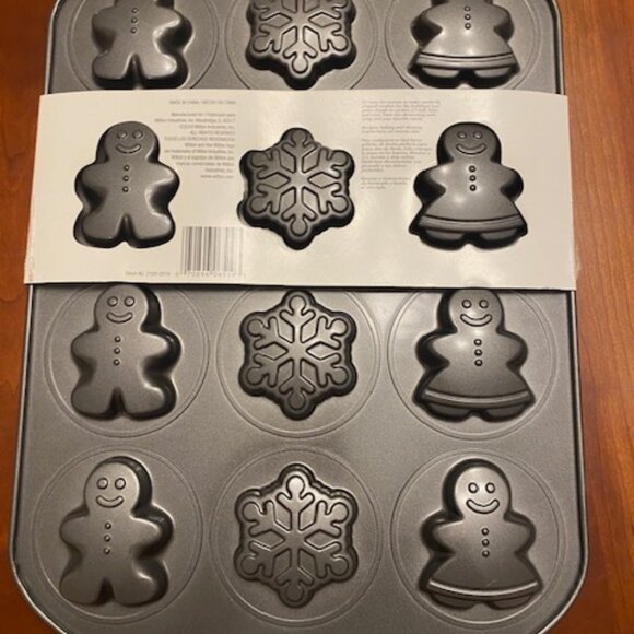 Wilton NWT 12 Cavity Holiday Snowflake Gingerbread Man Non-Stick Cookie Pan Tray - Picture 2 of 3